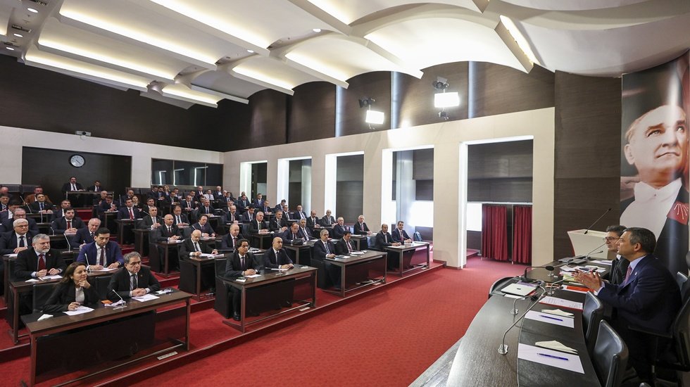 CHP&rsquo;de İhra&ccedil; G&uuml;ndemli Toplantı: &Ouml;zg&uuml;r &Ouml;zel&rsquo;den &ldquo;A&ccedil;ıktan Eleştiri Doğru Değil&rdquo; Mesajı