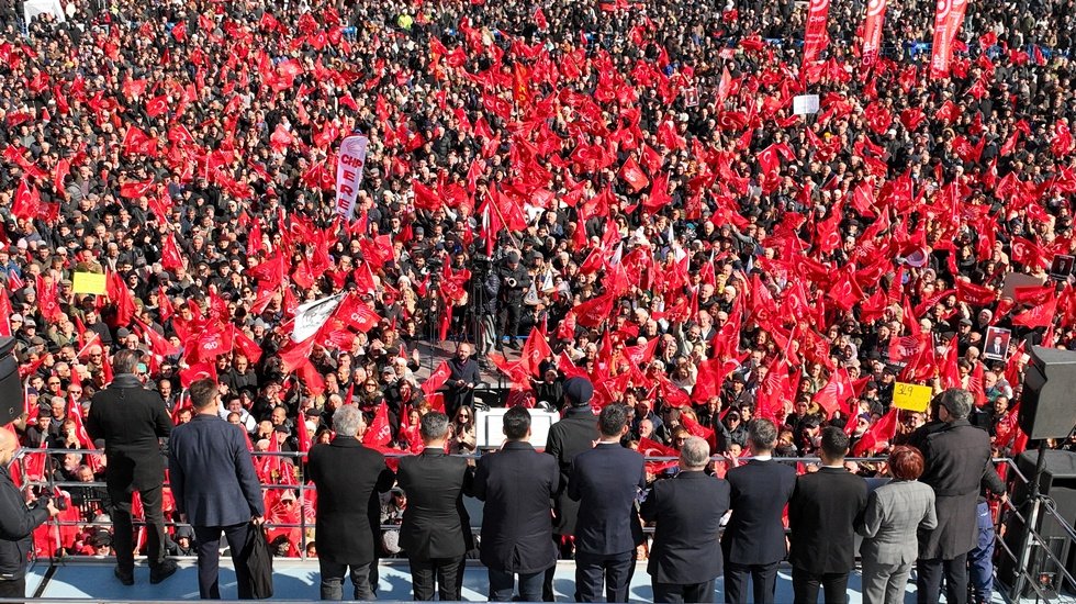 CHP&rsquo;den Karaman&rsquo;da tarihi miting: &Ouml;zg&uuml;r &Ouml;zel&rsquo;den İBB davası i&ccedil;in &lsquo;canlı yayın&rsquo; &ccedil;ağrısı