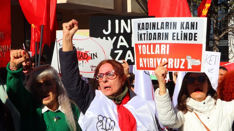 Emek&ccedil;i kadınlar, 8 Mart'ta sokakları doldurdu: T&Uuml;SİAD'ın kapısına dayandılar