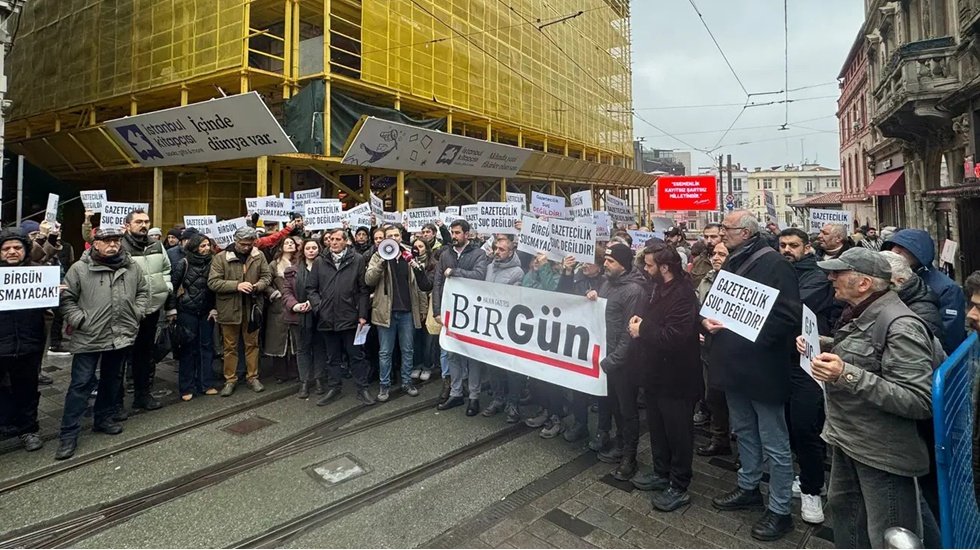 G&ouml;zaltına alınan gazeteci İsmail Arı i&ccedil;in Meslektaşları Taksim'de toplandı