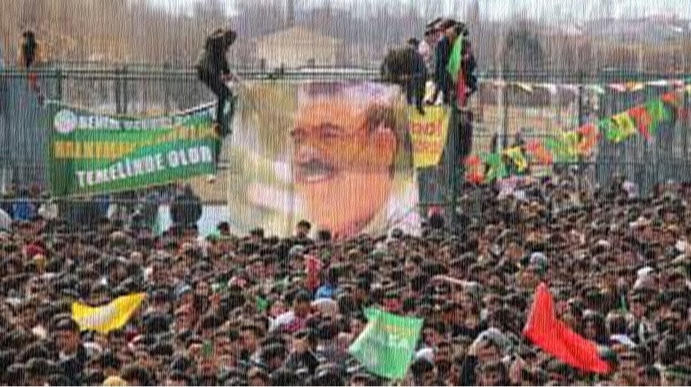 Nevruz&rsquo;daki posterleri! &ldquo;Fesih&rdquo; s&ouml;ylemi ile sahadaki tablo &ccedil;elişti