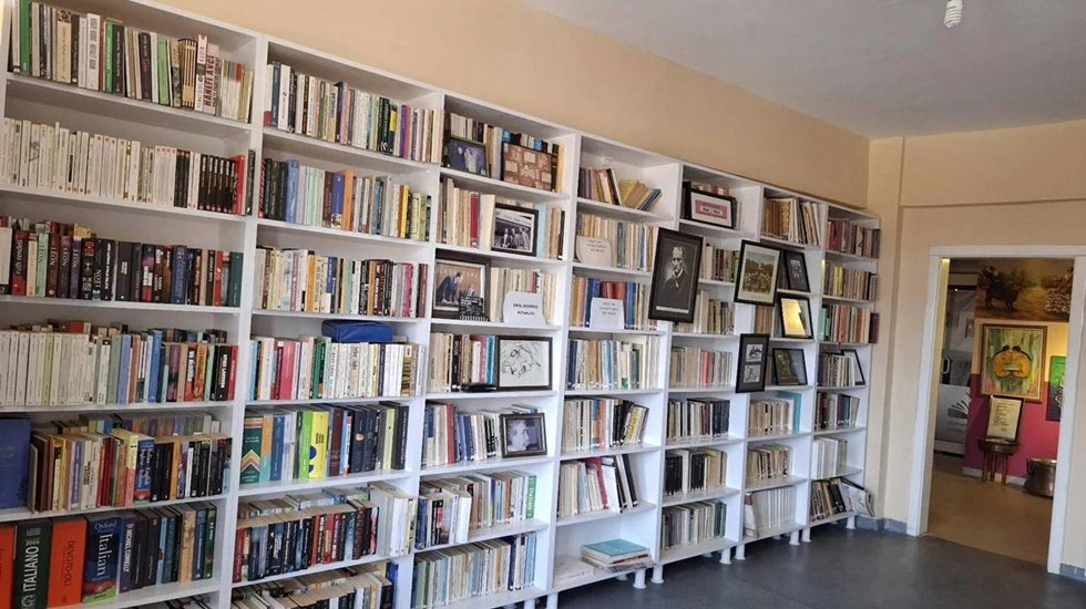 Tunceli&rsquo;de belediyeye ait iş hanı satılınca 50 bin kitaplık k&uuml;t&uuml;phane kapandı