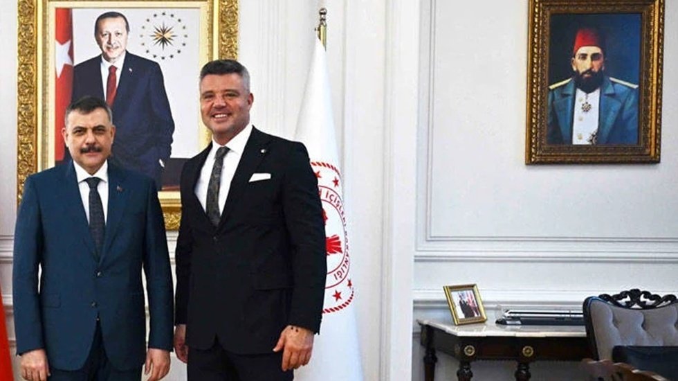 Bakan Mustafa &Ccedil;ift&ccedil;i makam odasına Abd&uuml;lhamid'in tablosunu astı