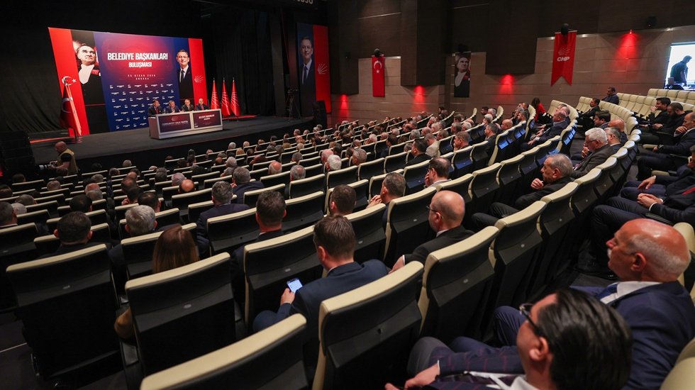 CHP'li belediye başkanları Genel Merkez'de toplandı