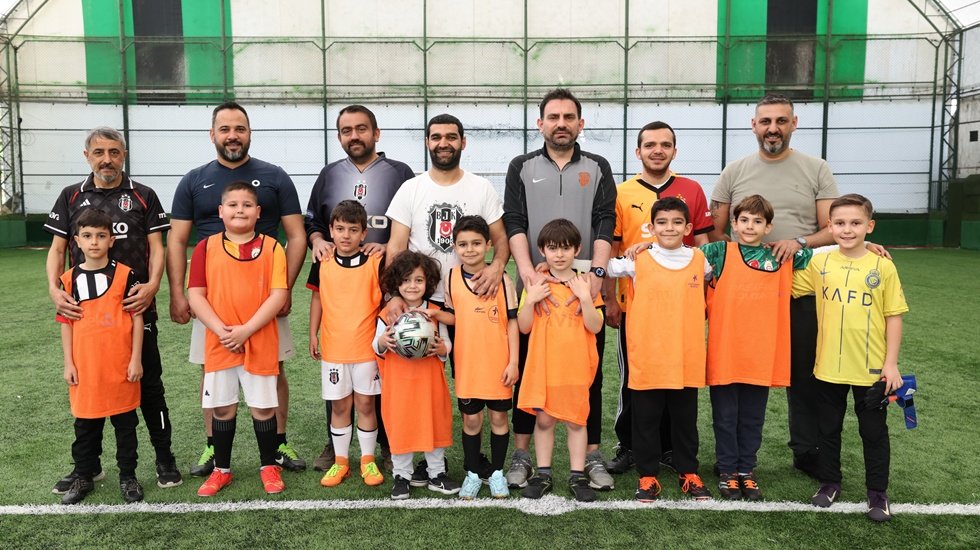 K&uuml;&ccedil;&uuml;k&ccedil;ekmece'de Babalar ve oğulları futbol heyecanı yaşadı