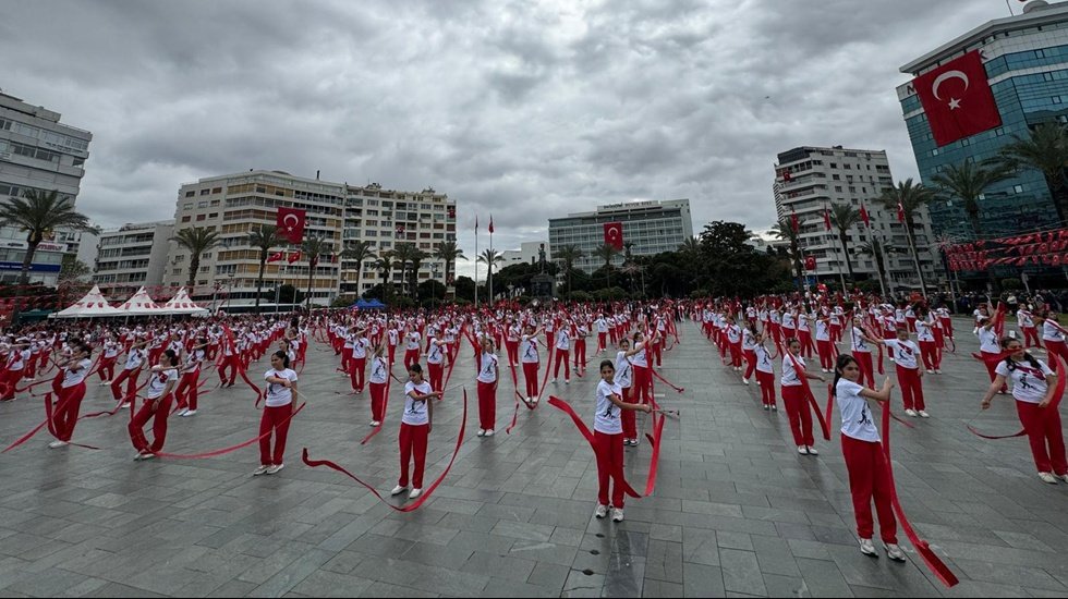 T&uuml;rkiye tek y&uuml;rek: 106 yıllık gurur, 81 ilde bayram coşkusu!