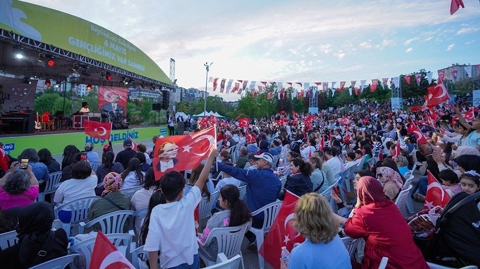 Beylikd&uuml;z&uuml;'nde 19 Mayıs coşkusu: 5. Kırlangı&ccedil; Gen&ccedil;lik Festivali muhteşem bir finalle ta&ccedil;landı