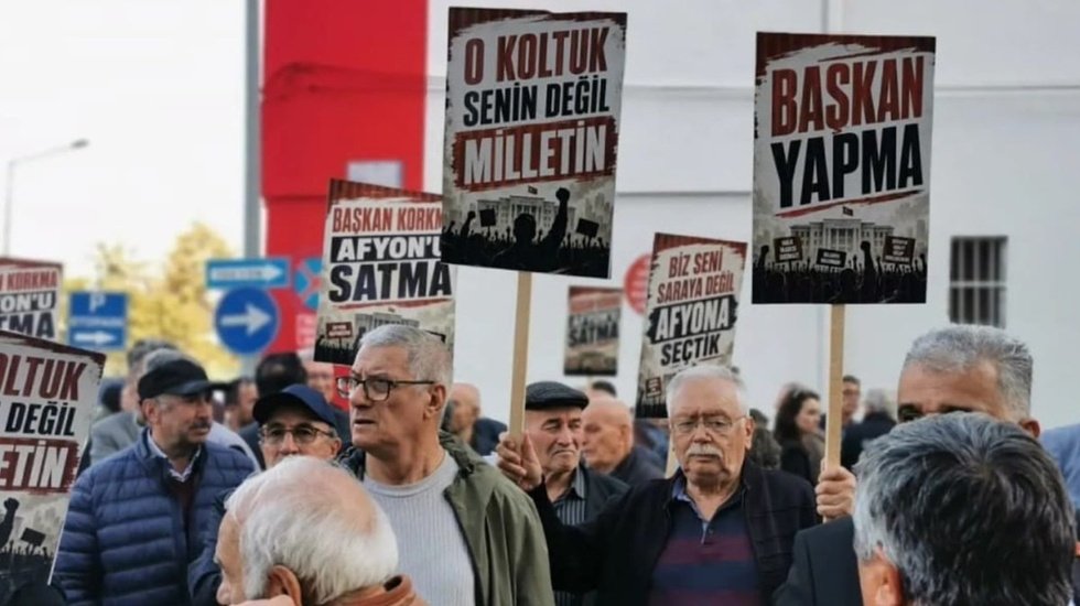 Burcu K&ouml;ksal&rsquo;ın sessizliği &uuml;zerine y&uuml;zlerce partili belediye binası &ouml;n&uuml;nde protesto başlattı.