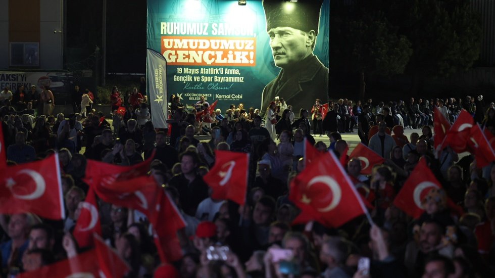 K&uuml;&ccedil;&uuml;k&ccedil;ekmece&rsquo;de g&uuml;n boyu s&uuml;ren 19 Mayıs coşkusu: Samida konseriyle zirveye ulaştı