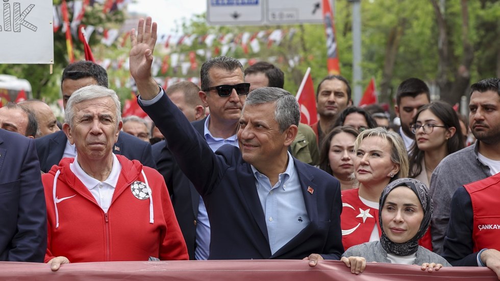 &Ouml;zg&uuml;r &Ouml;zel'den "İmamoğlu ve Mansur Yavaş" mesajı: "&Uuml;zerimize d&uuml;şeni yapıp..."