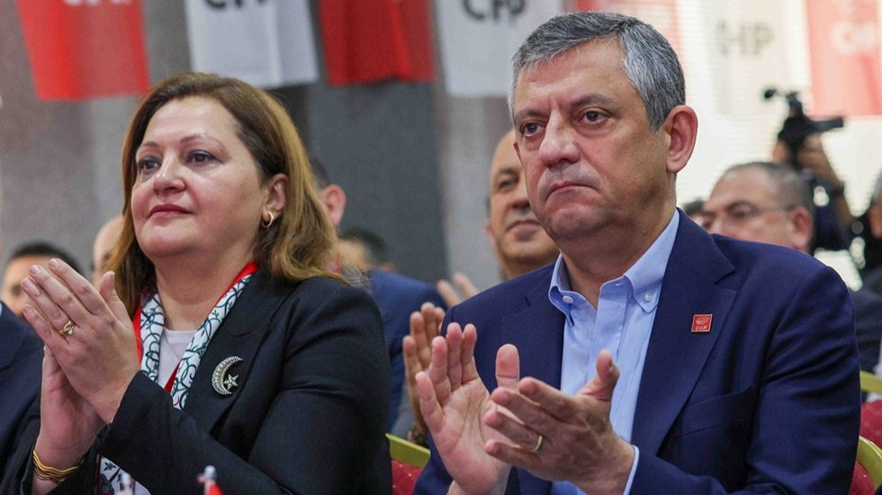 &Ouml;zg&uuml;r &Ouml;zel'den Muhittin B&ouml;cek ve Burcu K&ouml;ksal a&ccedil;ıklaması...